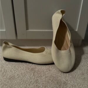Size of 10 woven cream flats